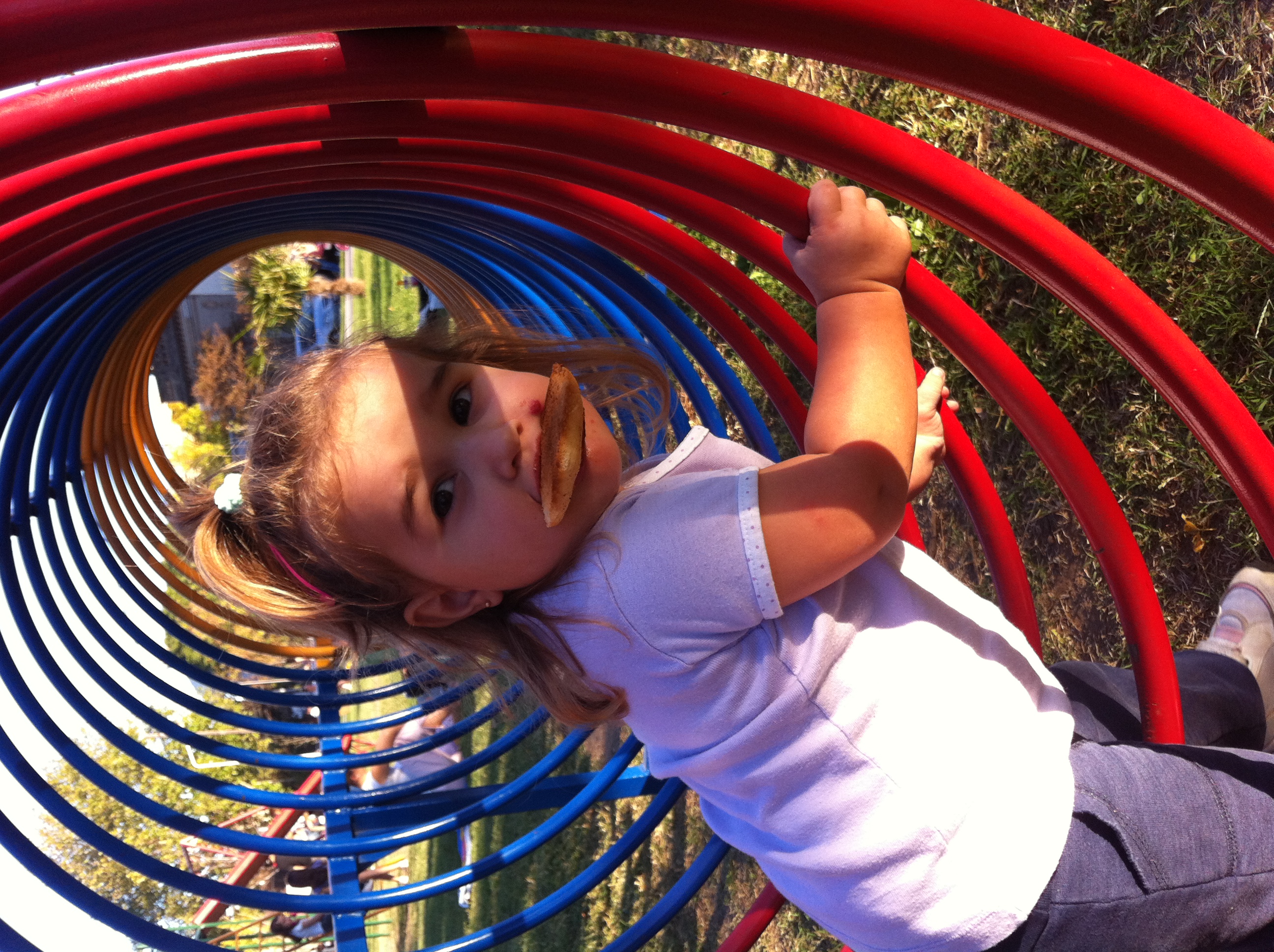 fotos/2012-04-15 - Iara en la plaza/la foto.JPG